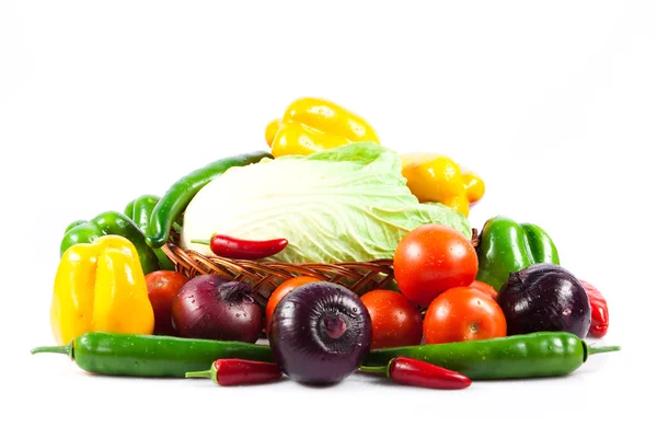 Различные овощи изолированы на белом фоне — стоковое фото
