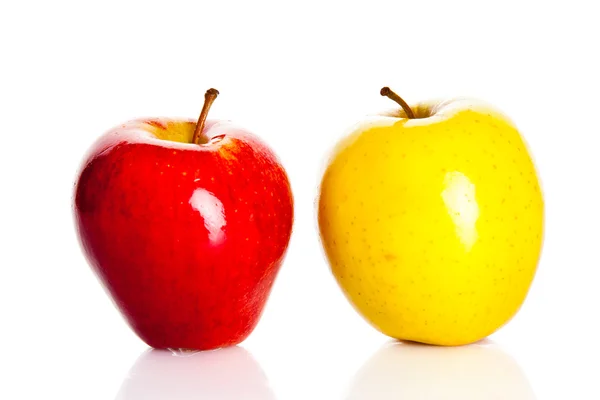 Manzana aislada sobre fondo blanco —  Fotos de Stock