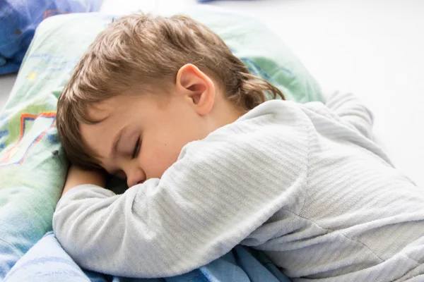Menino adormecido filho — Fotografia de Stock