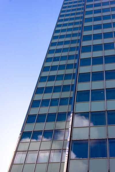 Rascacielos vista con cielo azul — Foto de Stock