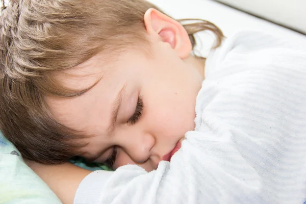Спящий мальчик сын — стоковое фото