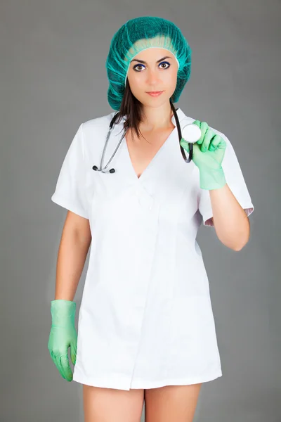 Medico donna su sfondo grigio — Foto Stock