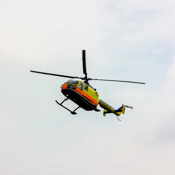 ヘリコプターをを飛ぶ — ストック写真