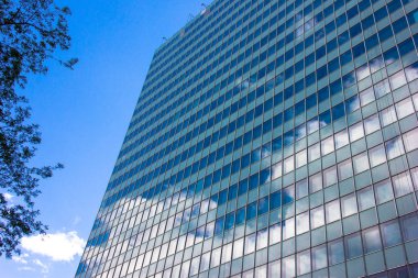 Mavi gökyüzü manzaralı gökdelenleri