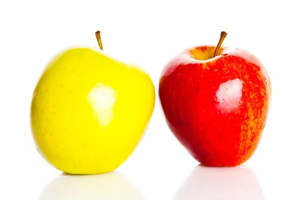 Apfel isoliert auf weißem Hintergrund — Stockfoto