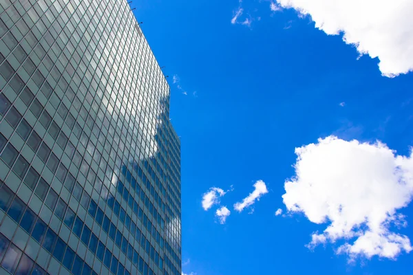 Rascacielos vista con cielo azul — Foto de Stock