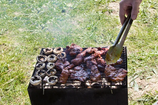 Grătar carne la grătar în aer liber — Fotografie, imagine de stoc