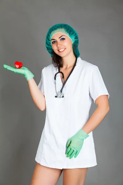 Médico mulher em fundo cinza — Fotografia de Stock