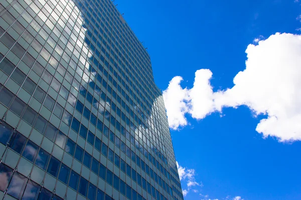 Rascacielos vista con cielo azul — Foto de Stock