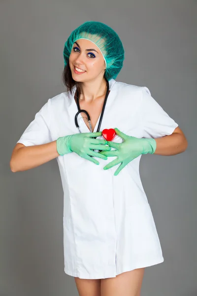 灰色の背景上の女性の医者 — ストック写真