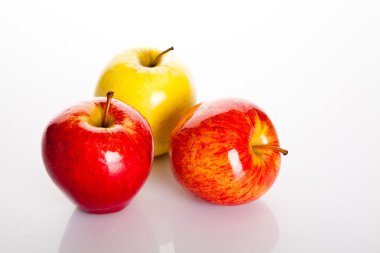 elma beyaz arkaplanda izole edildi