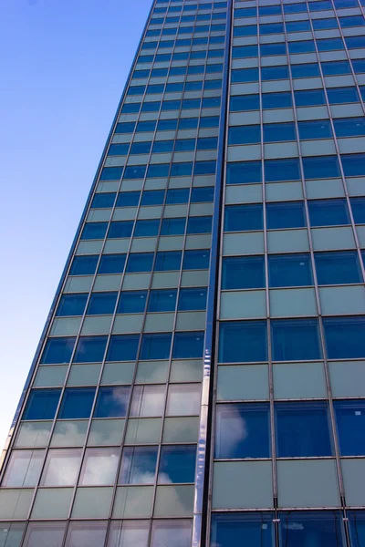 Rascacielos vista con cielo azul — Foto de Stock