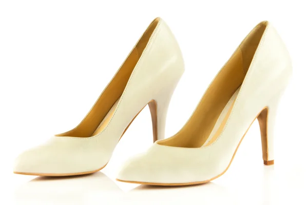 Туфли на высоком каблуке женщины на белом фоне — стоковое фото