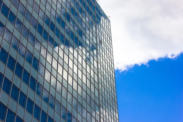 Rascacielos vista con cielo azul — Foto de Stock