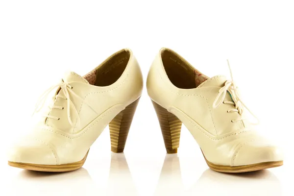 Magas sarkú női cipő fehér háttér — Stock Fotó