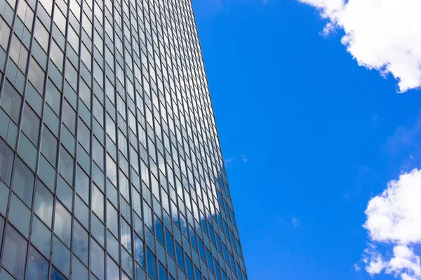 Pohled na mrakodrapy s modrou oblohou — Stock fotografie