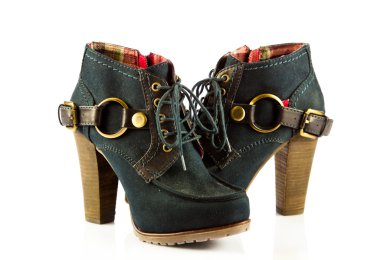 yüksek topuk ayakkabı kadınlar beyaz zemin üzerine