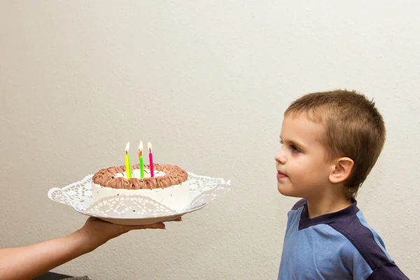 5 番目の誕生日の少年ケーキを祝う — ストック写真