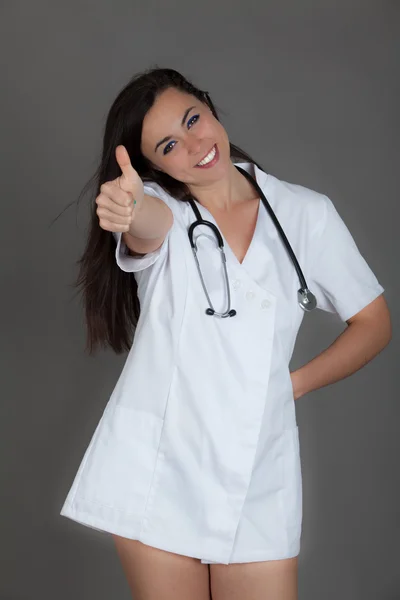 Médico mulher em fundo cinza — Fotografia de Stock