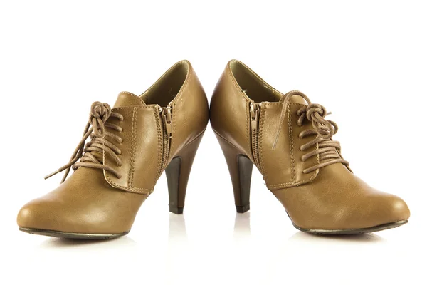 Hög klack kvinnor skor på vit bakgrund — Stockfoto