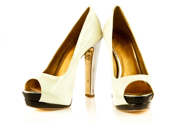 Високий каблук жіноче взуття на білому тлі — стокове фото