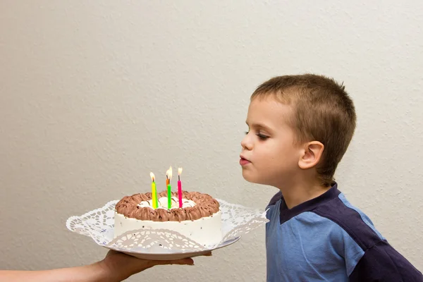 Celebrando o quinto aniversário bolo menino — Fotografia de Stock