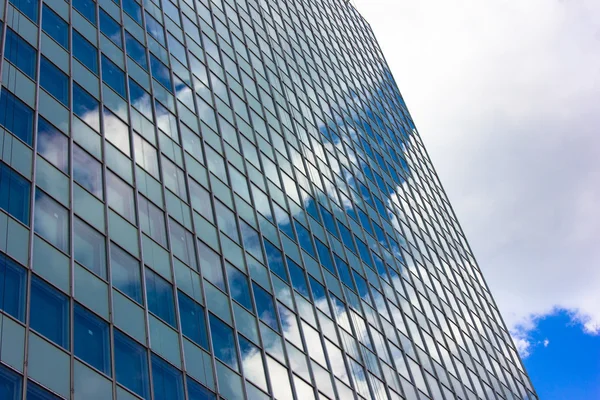 푸른 하늘 가진 고층 빌딩 보기 — 스톡 사진