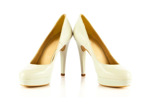 Yüksek topuk ayakkabı kadınlar beyaz zemin üzerine — Stok fotoğraf