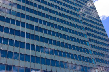 Mavi gökyüzü manzaralı gökdelenleri