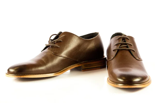 Beyaz arka plan üzerinde izole klasik erkek ayakkabı — Stok fotoğraf