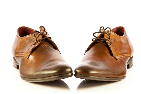 Sapatos masculinos clássicos isolados no fundo branco — Fotografia de Stock