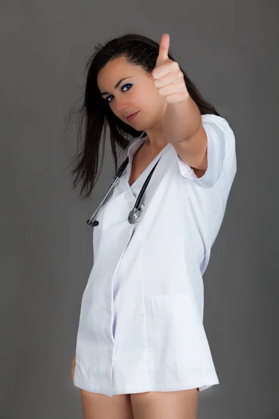 Médico mulher em fundo cinza — Fotografia de Stock