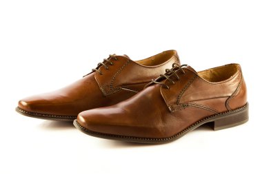 Beyaz arka plan üzerinde izole klasik erkek ayakkabı