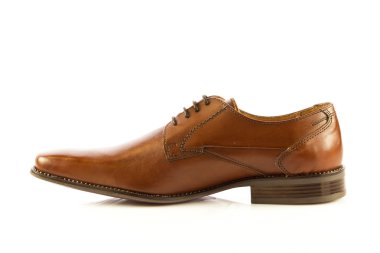 Beyaz arka plan üzerinde izole klasik erkek ayakkabı