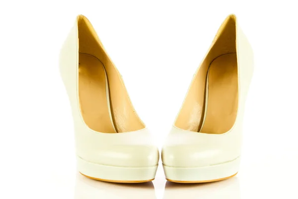 Korkokengät naisten kengät valkoisella taustalla — kuvapankkivalokuva