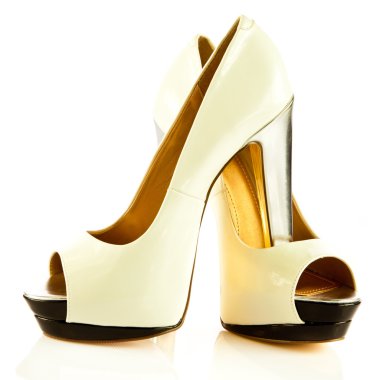 yüksek topuk ayakkabı kadınlar beyaz zemin üzerine