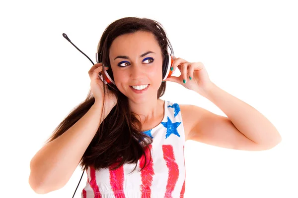 Mujer joven con auriculares aislados sobre fondo blanco. música — Foto de Stock