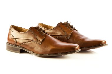 Beyaz arka plan üzerinde izole klasik erkek ayakkabı