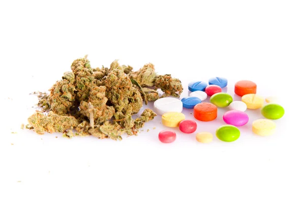Marihuany a prášky izolovaných na bílém pozadí — Stock fotografie