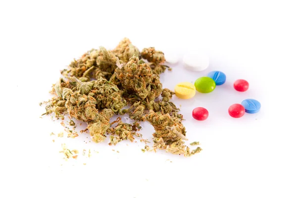Marihuana und Pillen isoliert auf weißem Hintergrund — Stockfoto