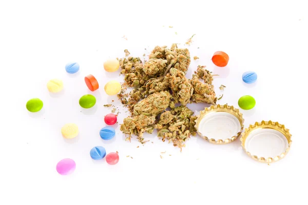Marijuana e pillole isolate su sfondo bianco — Foto Stock