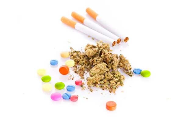 Marihuana und Pillen auf weißem Hintergrund, Raucher — Stockfoto