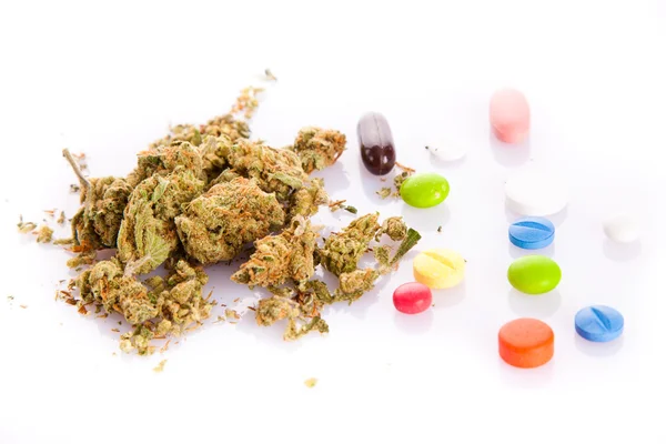 大麻和孤立的白色背景上的药丸 — 图库照片