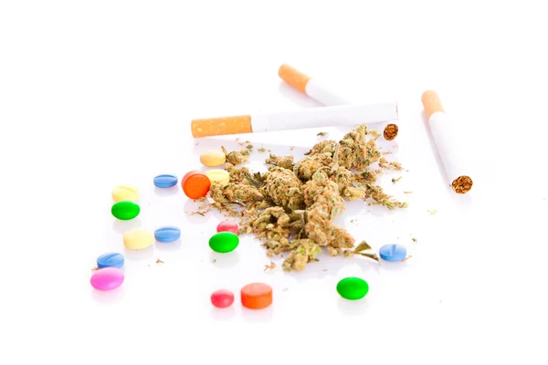 大麻と白い背景の上の丸薬喫煙者 — ストック写真