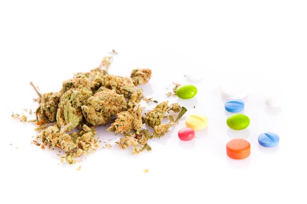 Marihuana en pillen geïsoleerd op witte achtergrond — Stockfoto