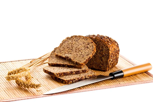 Biobread brauner Samen isoliert auf weißem Hintergrund — Stockfoto