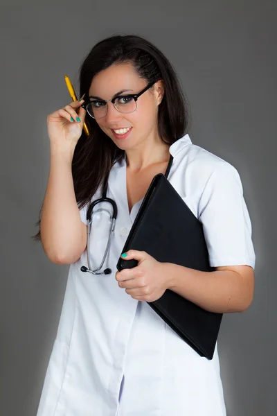 Kvinna läkare på grå bakgrund — Stockfoto