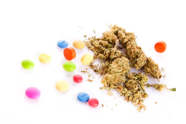 Marihuany a prášky izolovaných na bílém pozadí — Stock fotografie