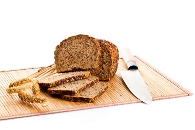 Beyaz arka plan üzerinde izole kahverengi tohum biobread