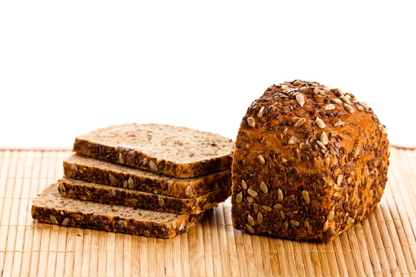 Biobread brauner Samen isoliert auf weißem Hintergrund — Stockfoto